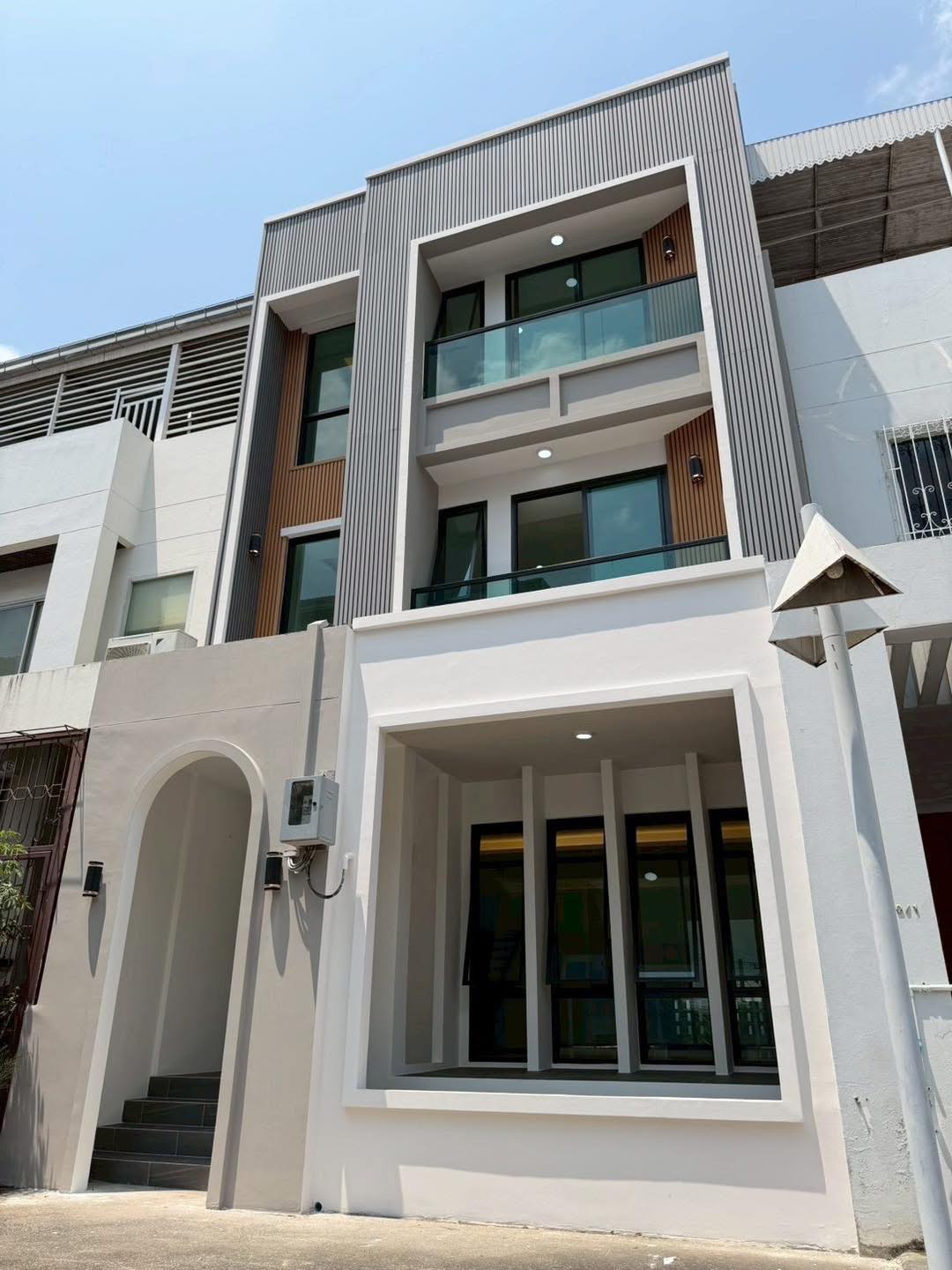 659154488_122158678658725292_8932594695787353201_n ทาวน์โฮม 4.5 ชั้น พร้อมลิฟท์-สุขุมวิท 101
